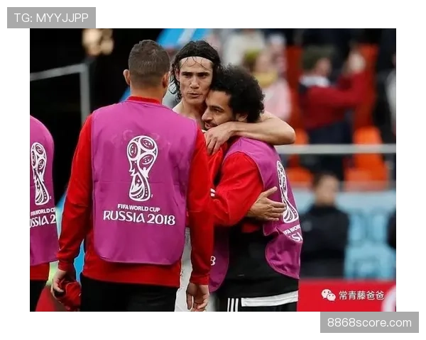 卡瓦尼这生活简直离谱，场上铁血总统下场秒变奶爸爱扮嫩