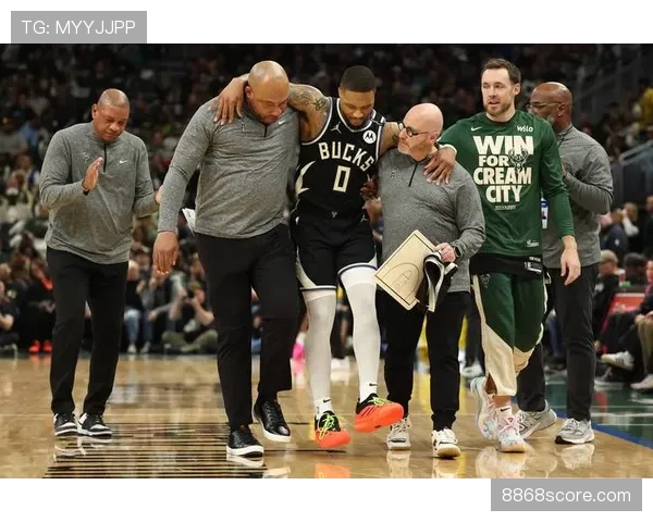 利拉德发了张吃外卖的照——盒饭朴素到哭，窗外两辆超跑在嘲笑我穷